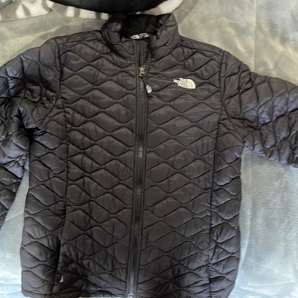 The North Face girls light weight puffer jacket.